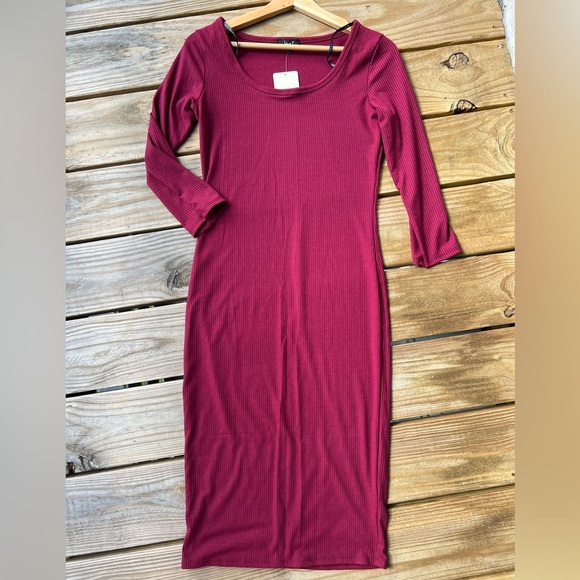 love J Dresses & Skirts - Love J quarter sleeve length medium midi maroon bodycon dress
